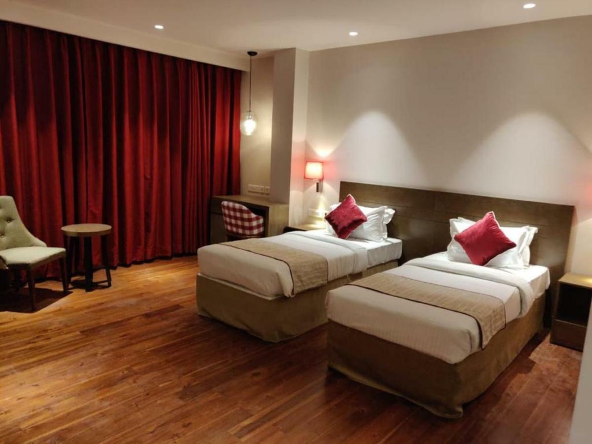 Hotel Le Lotus Grand Kakarmatha Extérieur photo